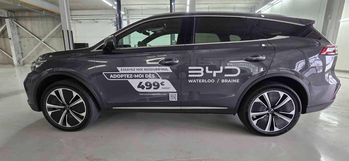 Véhicule BYD avec marquage promotionnel
