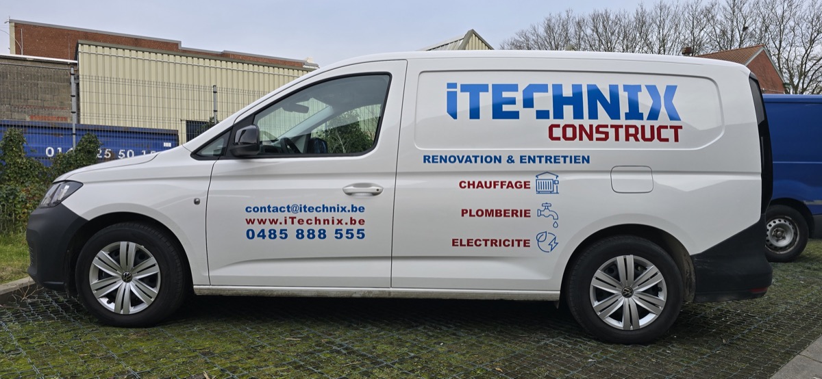 Utilitaire iTechnix blanc avec lettrage bleu et rouge