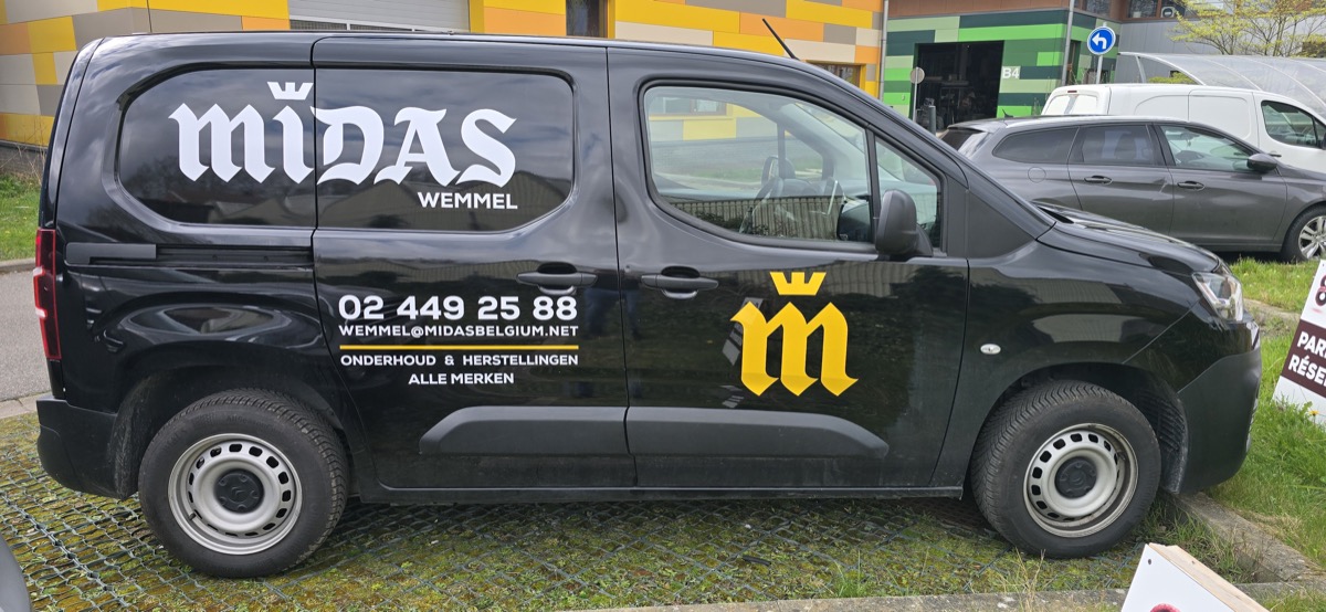 Utilitaire Midas noir avec lettrage jaune et blanc