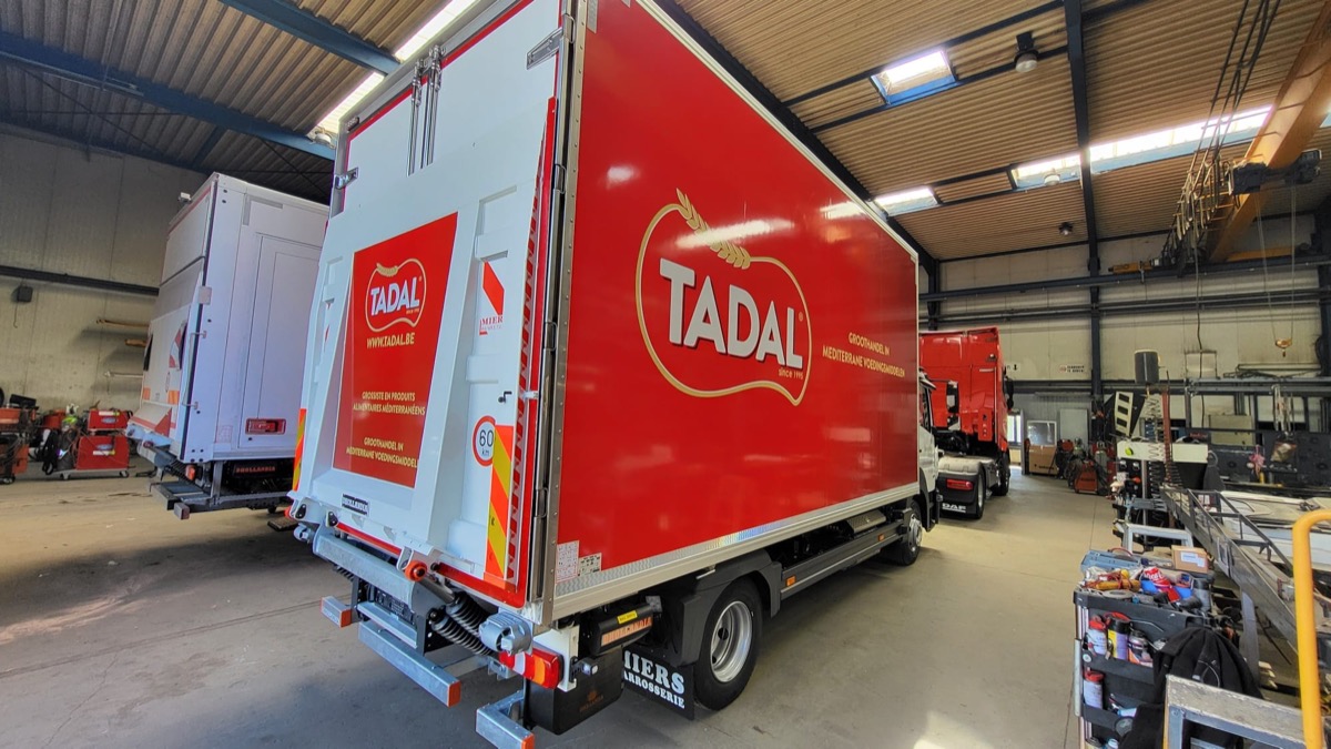 Camion Tadal avec covering rouge